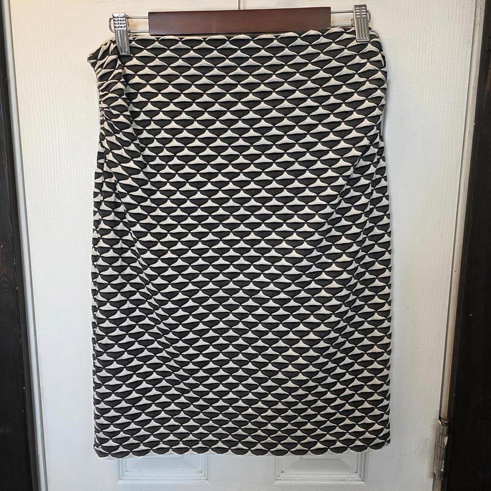 Max Studio Black and White Geometric Pattern Pencil Skirt- Large - Picture 3 of 7